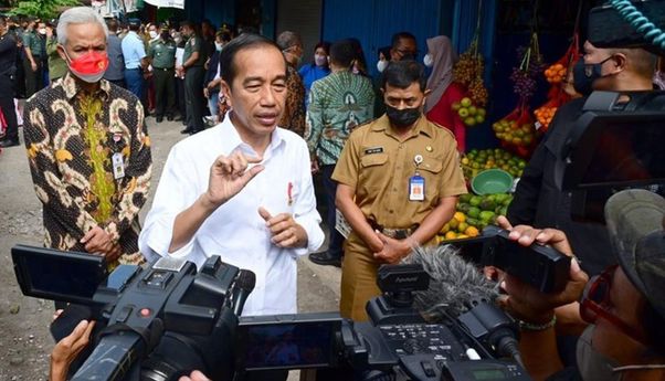 Ganjar Pranowo Temani Jokowi Blusukan di Pasar Colomadu Karanganyar, Cek Harga Barang Akhir Tahun