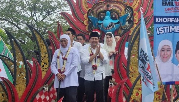 Pasangan Khofifah-Emil Daftar ke KPUD Jatim Diarak Kirab Budaya