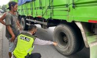 Tak Sanggup Nyalip, Pengendara Motor di Solo Dilibas Truk Gandeng