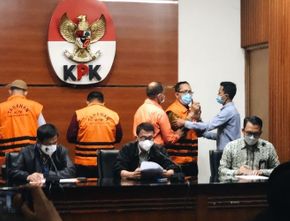 Dengan Tangan Diborgol, Hakim PN Surabaya Ngamuk Saat KPK Umumkan Dirinya Tersangka: Itu Semua Omong Kosong