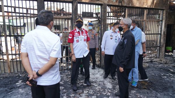 Menteri Yasonna Kasih Rp30 Juta untuk Keluarga Korban Kebakaran Lapas Tangerang