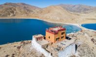 Sosok Biksu Paling Kesepian di Tibet yang Hidup Sendirian di Kuil Terasing