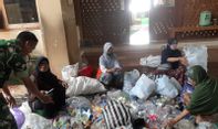 Babinsa Dampingi Ibu-ibu  Mitra Wilayah Memilah Sampah Anorganik 