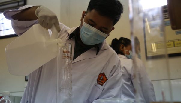 Keren! Mahasiswa PGRI Semarang Bikin Hand Sanitizer Dibagi-bagi ke Pasar