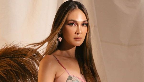 Hanya Gara-gara Naik Bus di Bali, Luna Maya Jadi Trending Topic di Twitter