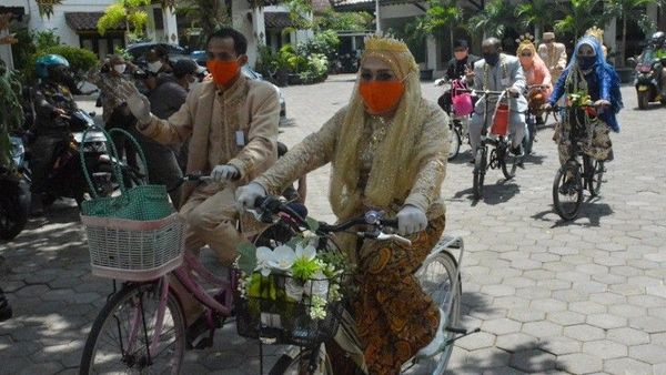Sah Menikah, 4 Pasang Pengantin Ini Keliling Kotagede Bersepeda