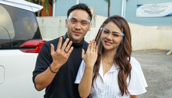 Bantah Hamil Duluan, Jenita Janeet Buktikan Hasil Test Pack