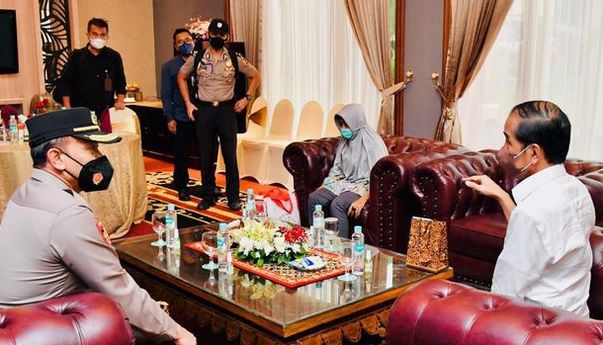 Jokowi Beri Bantuan Kepada Mak Unah, Lansia yang Tinggal di Atas Kandang Ayam