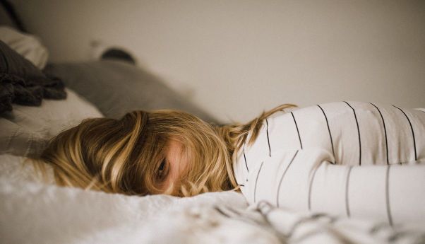 Alasan Tidur dalam Keadaan Marah pada Pasangan Sangat Merugikan Kamu