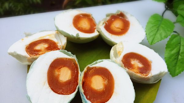 Ini dia Cara membuat telur asin yang masih tradisional namun hasil memuaskan