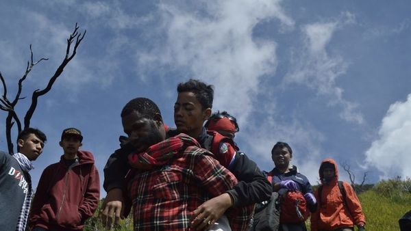 Kisah Heroik Lambo: Pendaki dari Papua yang Rela Gendong Pendaki Lain Turun Gunung Slamet karena Cidera