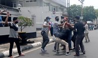 Luar Biasa! Di Tengah Demo UU Ciptaker, Pria Banjarmasin Ini Telanjang dan Ngamuk Bawa Sajam