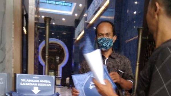 Cegah Covid-19, Masjid Siti Djirzanah Malioboro Bagikan Sajadah Sekali Pakai