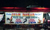 Berkenalan dengan Hartono, Pelukis Spanduk Pecel Lele yang Karyanya Tersebar di Berbagai Kota