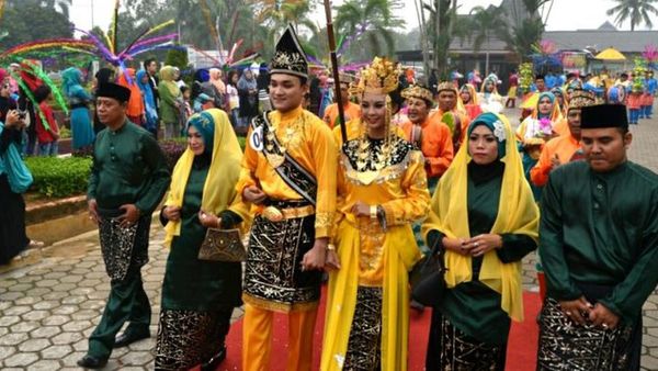 Keunikan Pakaian Adat Kalimantan Barat (Pontianak) yang Agamis nan Elegan