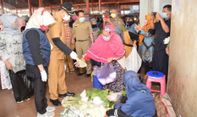 Berita Jateng: Bupati Banyumas Belanja di Pasar Sokaraja Bersama Istri untuk Tingkatkan Kepercayaan Masyarakat