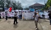 Tak Digaji Sejak Mei 2022, Ratusan Guru PPPK Serbu Kantor Gubernur Papua Barat Daya