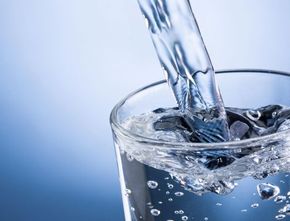 Banyak Minum Air Putih Jelang Sahur, Ini Manfaatnya Kata Dokter