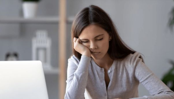 Selain Pola Tidur yang Berantakan, Ini Kebiasaan Buruk yang Harus Dihindari Saat Jalani WFH