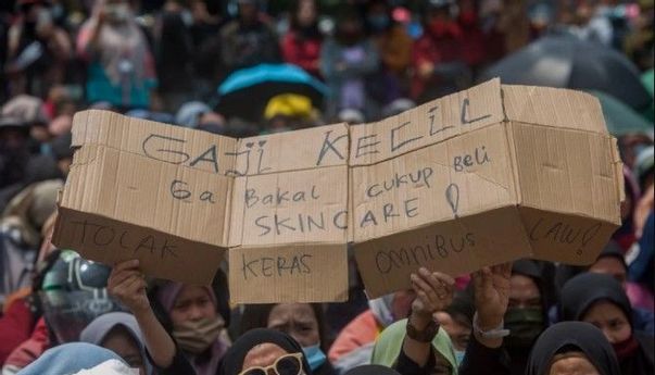 Tolak UU Cipta Kerja, Waria Bergaun Seksi Ikut Demo dan Dapat Sorakan dari Mahasiswa