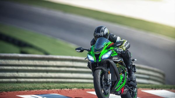 Jalan-Jalan Bareng Pasangan dengan New Ninja ZX-10 R yang Ramah Di Jalanan