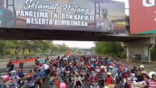 Perkara Penyekatan Jembatan Suramadu Belum Selesai, Ratusan Pengendara Motor Berdemo di Balai Kota