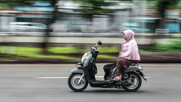 Safety Riding: Tips Ketemu Emak-Emak Sein Kanan tapi Belok Kiri di Jalan