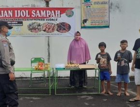 Beli Jajan, Bayar dengan Sampah di Slawi Tegal