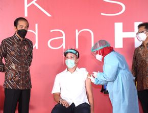 Nicholas Saputra Viral di Sosmed, Tegur Petugas Vaksinasi yang Dihadiri Jokowi