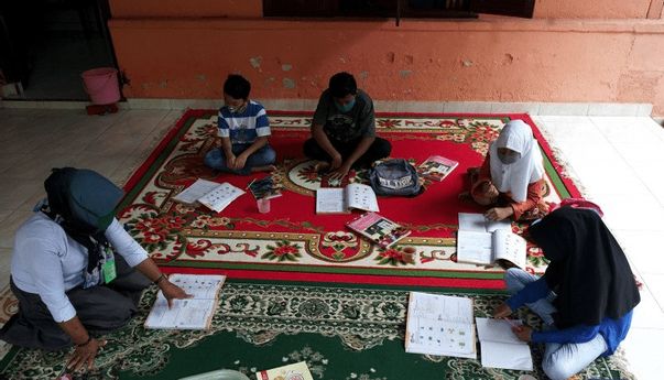 Guru SDN 4 Dungaliyo Gorontalo Datangi Rumah Siswa yang Tidak Punya Ponsel