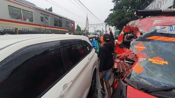 Angkot Tertabrak KRL hingga Terseret 50 Meter, Sopir: Kalau Tak Loncat Saya Mati