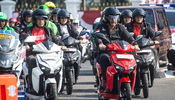 Jajal Motor Listrik, Luhut Minta Aplikator Ojek Online Gunakan Motor Listrik Gesits Jajal Motor Listrik, Luhut Minta Aplikator Ojek Online Gunakan Motor Listrik Gesits