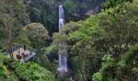 Menakjubkan! Kecantikan Air Terjun Pelangi Bisa Dilihat Saat Siang dan Malam