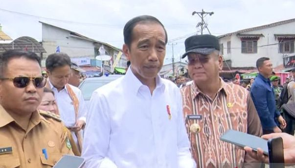 Tinjau Pasar di Kalimantan, Presiden Jokowi Sebut Harga Pangan Relatif Sama dengan di Jawa