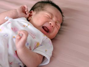 Cara Menenangkan Bayi Umur 3 Minggu yang Menangis dan Rewel dengan Mudah