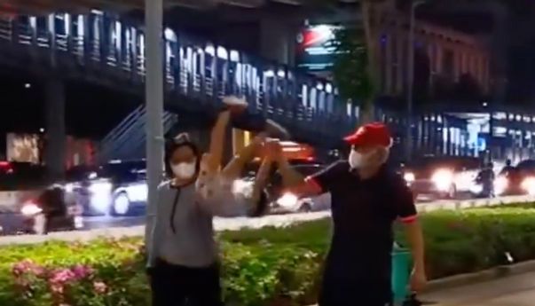 Sri Mulyani Ngajak Cucu “Night Walk” dan Foto di JPO Instagramable GBK, Warganet: Gubernurnya Bagus itu