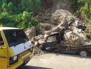 Berita Jateng: Terjadi Longsor di Kota Semarang, Satu Mobil Hancur Tertimpa Batuan