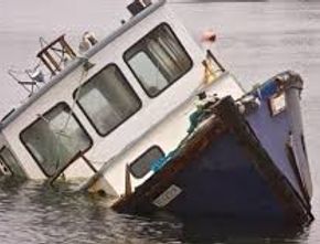Berita Terbaru di Jateng: Perahu Angkut 8 Wisatawan di Batang Dihantam Ombak dan Terbalik