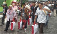 Berkunjung ke Bulog Bantul, Jokowi Bagikan Beras ke Warga: Diberikan Januari, Februari, dan Maret