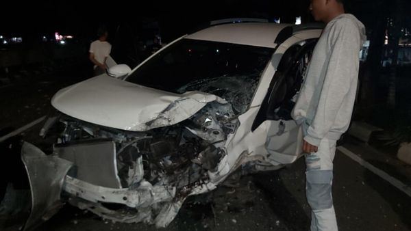 Mirip Setya Novanto, Mobil BRV Tabrak Tiang Listrik Hingga Patah, Sopir Disuruh Ganti Rugi