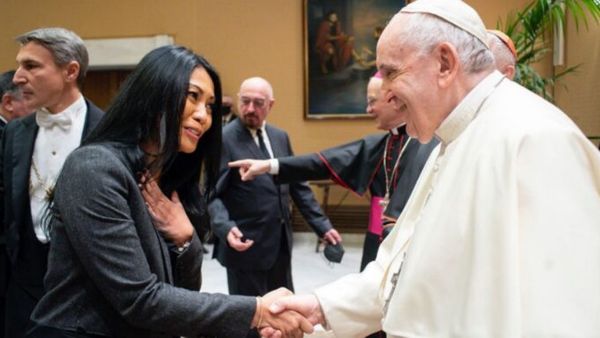 Meski Muslim, Anggun Bahagia Bertemu Paus Fransiskus: Aku Bisa Rasakan Cinta Kasih