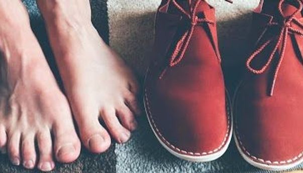 Kaki Bau Karena Sepatumu Kehujanan? Lakukan 4 Langkah Sederhana Ini