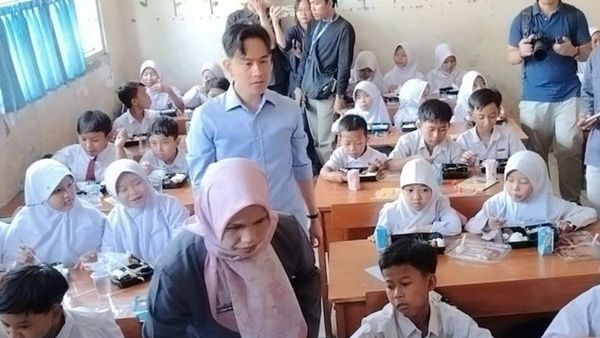 Gibran Tinjau Langsung Uji Coba Program Makan Bergizi Gratis di SDN Sentul Bogor