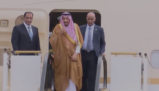 Menertawakan Cerita Arie Untung Soal Alasan Raja Salman Bawa Eskalator ke Indonesia