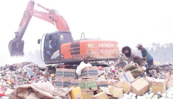 Pastikan Produk di Pasaran Aman, Pemkot Sorong Musnahkan 200 Liter Bayclin Kedaluwarsa