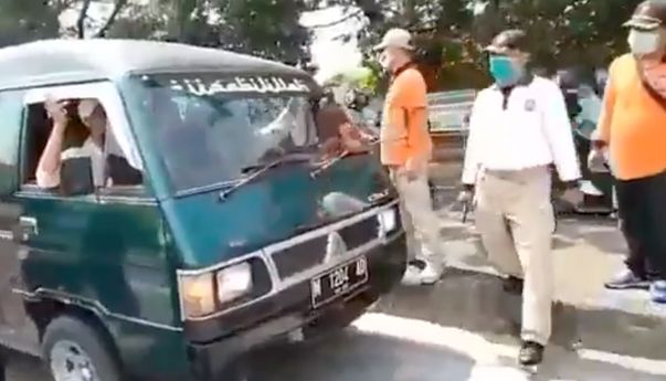 Rombongan Pria Bergamis yang Bikin Heboh Sosmed Bukan Pemudik, Memang Niat Berdoa di Pos Penyekatan