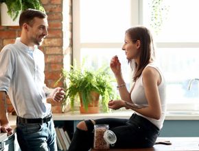Studi Temukan Pasangan Berkomunikasi Jujur Tentang Pekerjaannya Miliki Tingkat Kepuasan Hidup Lebih Tinggi