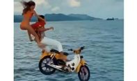 Viral Bule Rusia Jebur ke Laut Nunggang Motor Pitung, Pecinta Otomotif Wajib Nangis