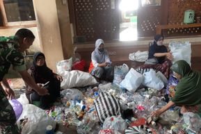 Babinsa Dampingi Ibu-ibu  Mitra Wilayah Memilah Sampah Anorganik 