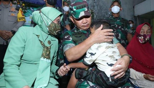 Tangis KSAD Jenderal Dudung Jatuh Saat Jenguk Anak Prajurit TNI yang Dibunuh KKB